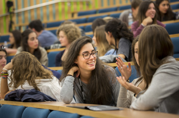 Englisch-Erfahrung in der Universität für Jugendliche bis 20 Jahre